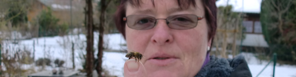 Tina mit Biene auf dem Finger